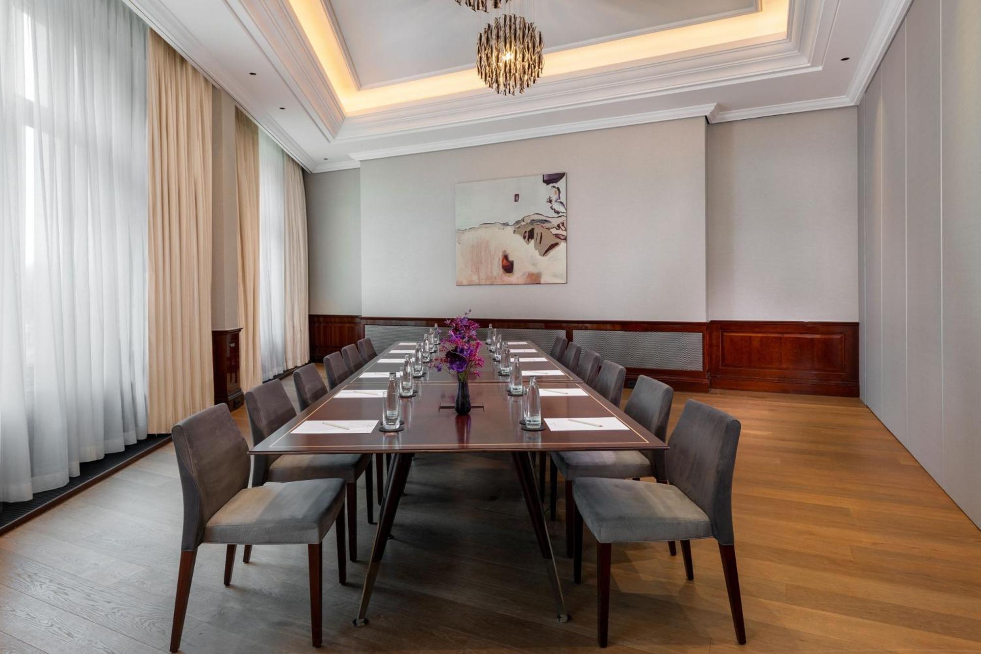The Ritz-carlton,